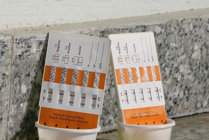 Cũng trong đêm 2/10, CSGT còn tiến hành test thử phản ứng với chất ma túy đối với những trường hợp khả nghi. Qua kiểm tra nhiều người điều khiển xe, lực lượng chức năng không phát hiện ai dương tính với ma túy.