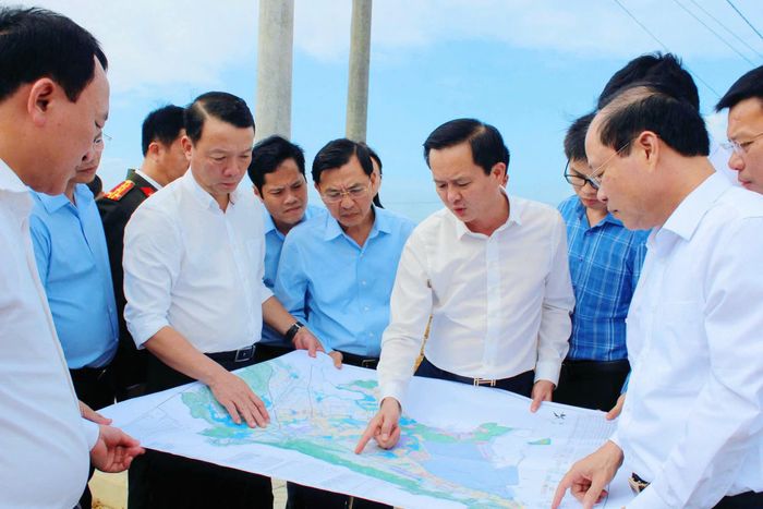 Lãnh đạo tỉnh kiểm tra công tác GPMB tại Khu kinh tế Vũng Áng. (Ảnh: Ban QLKKT cung cấp).
