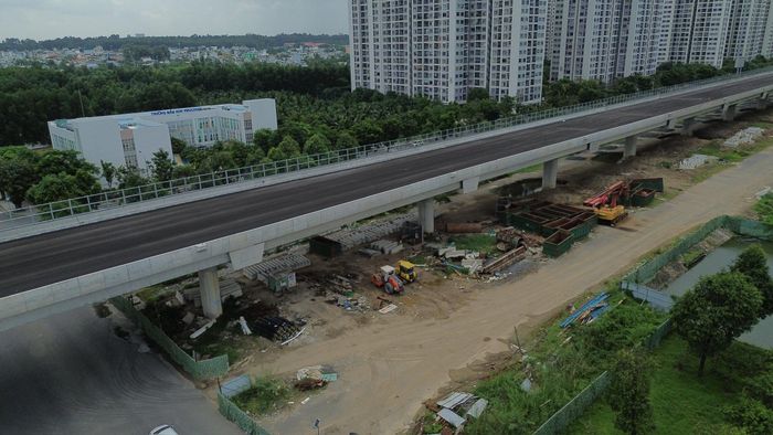 Các nhà thầu đang đẩy nhanh thi công, hoàn thiện mặt đường trên các đoạn có tiến độ thuận lợi của Vành đai 3.