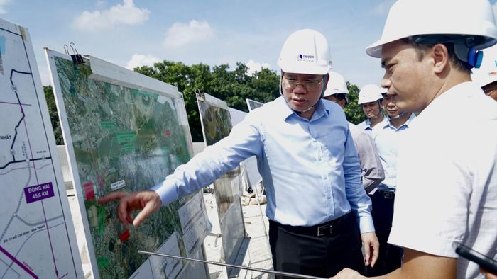 Phó chủ tịch UBND TP.HCM Hoàng Nguyên Dinh làm việc với nhà thầu thi công nút giao Tân Vạn. (Ảnh: SGGP).