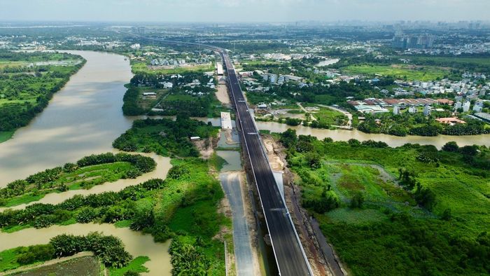 Đường Vành đai 3 đoạn trên cao từ nút giao HLD đến Tân Vạn đang hoàn thiện những hạng mục cuối để đưa vào khai thác.