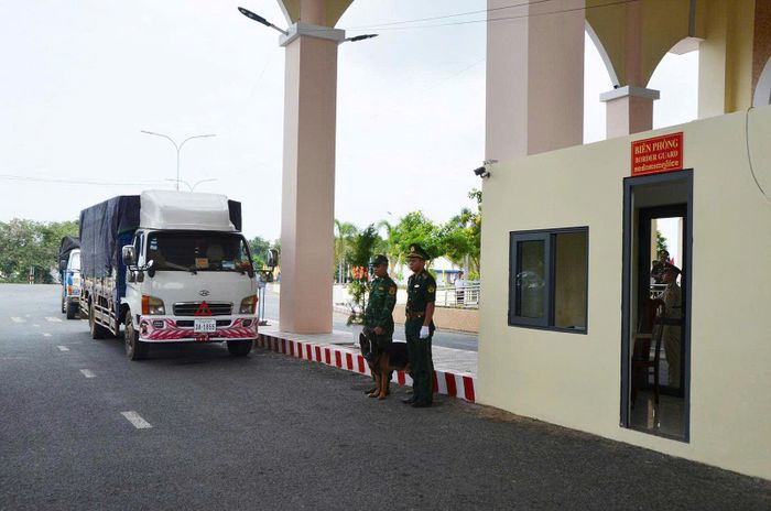 Phương tiện chở hàng hóa đầu tiên thông quan tại Cửa khẩu quốc tế đường bộ Khánh Bình - Chrey Thom.