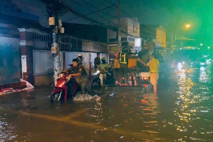 Người điều khiển phương tiện cần sử dụng áo mưa vừa vặn, tránh để vướng vào bánh xe, tay lái; cài quai mũ bảo hiểm đúng cách và không sử dụng điện thoại khi lái xe. Trước khi đi, nên kiểm tra lốp, phanh, đèn, xi-nhan và gương; nếu xe chết máy giữa vùng ngập, không cố khởi động lại nhiều lần mà cần đưa người và xe đến nơi an toàn.