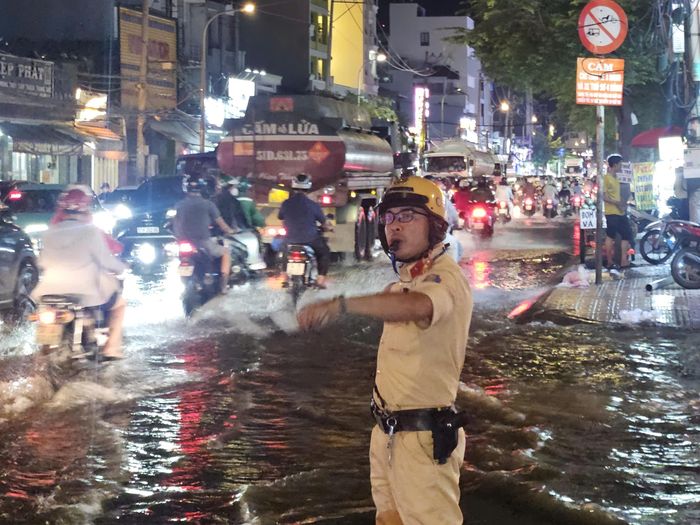 Đó cũng là lý do lực lượng CSGT phải tăng cường bám đường trong những thời điểm mưa lớn, nhất là tại các khu vực ngập nước, nơi giao thông dễ phát sinh ùn ứ và tiềm ẩn nhiều nguy cơ mất an toàn.