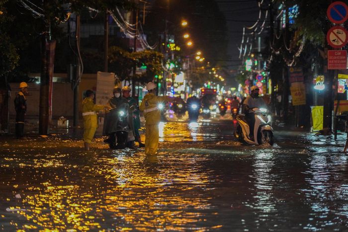 Đặc biệt, không cố vượt qua khu vực ngập sâu, nước chảy xiết hoặc không nhìn rõ mặt đường bởi hố ga, ổ gà và chướng ngại vật có thể bị nước che khuất. Người đi xe máy cũng không nên chạy sát ô tô, xe tải, xe buýt để tránh sóng nước gây mất thăng bằng hoặc làm xe chết máy.