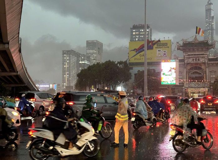 Trong điều kiện thời tiết bất lợi, cán bộ, chiến sĩ các Đội CSGT thuộc Phòng CSGT Công an TP.HCM đã có mặt trên các tuyến đường, thực hiện nhiệm vụ bảo đảm trật tự, an toàn giao thông.