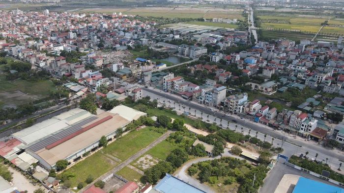 Giải phóng mặt bằng từng là điểm nghẽn lớn khiến một số đoạn tuyến chưa thể thi công đồng bộ. Chính quyền địa phương đã tăng cường tuyên truyền, vận động, đối thoại và rà soát hồ sơ để tháo gỡ vướng mắc.