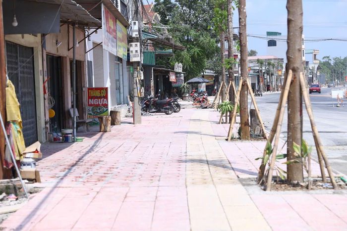 Chị Nguyễn Thị Ngọc Mai (xã Thanh Oai, Hà Nội) cho biết, người dân mong chờ tuyến đường được mở rộng, qua đó cải thiện điều kiện đi lại, nhất là vào giờ cao điểm, hạn chế ùn ứ, xung đột giao thông và tạo thuận lợi cho việc lưu thông.