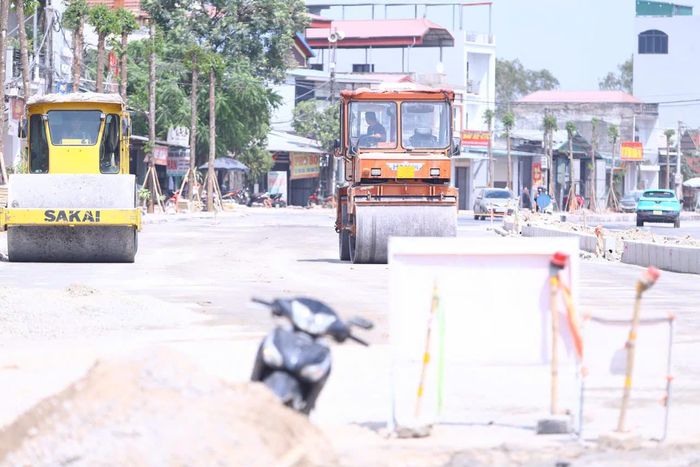 Mặt bằng được khơi thông, các nhà thầu tập trung nhân lực, máy móc, đẩy nhanh thi công những hạng mục còn lại.