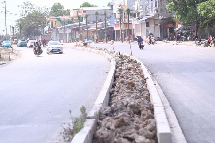 Cùng với nền, mặt đường, dự án đang khẩn trương hoàn thiện hệ thống thoát nước, chiếu sáng và các hạng mục phụ trợ, bảo đảm khai thác đồng bộ.