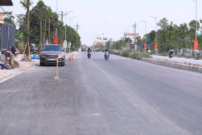 Ông Dư Mạnh Hà, đại diện Ban QLDA đầu tư hạ tầng xã Thanh Oai, cho biết dự án hiện đạt khoảng 95%, dự kiến thông xe kỹ thuật vào ngày 31/10. Các hạng mục phụ trợ như cây xanh, vỉa hè, chiếu sáng sẽ được hoàn thiện trong tháng 11.