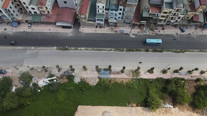 Nhà thầu tập trung thi công hệ thống hạ tầng ngầm, nền đường và các hạng mục kỹ thuật, tranh thủ thời gian để bù tiến độ chậm trước đó.