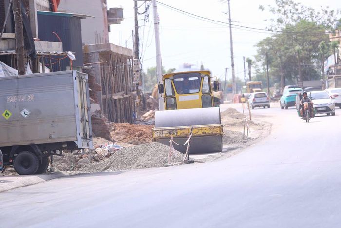 Tại khu vực cầu Thạch Bích và đoạn từ cầu Thạch Bích đến nút giao tỉnh lộ 427 qua xã Bình Minh, nhiều mũi thi công được triển khai khẩn trương. Máy móc, thiết bị san gạt, lu lèn hoạt động liên tục, tạo nhịp thi công sôi động trên công trường.
