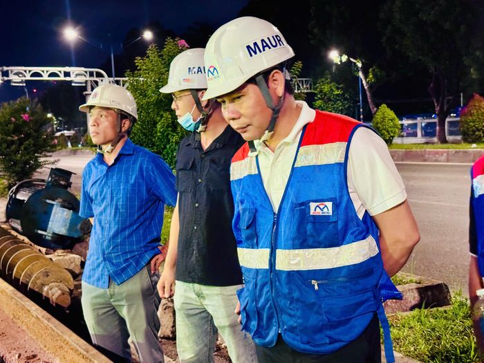 Ông Phan Công Bằng, Trưởng Ban Quản lý Đường sắt đô thị TP.HCM kiểm tra việc thi công dự án metro số 2 Bến Thành - Tham Lương.