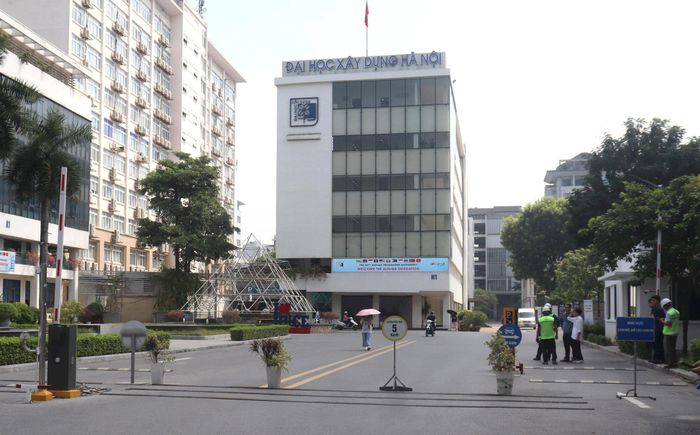 Phường Bạch Mai tổ chức tháo dỡ công trình phục vụ giải phóng mặt bằng Trục không gian quốc lộ 1A Ảnh: Linh Chi.