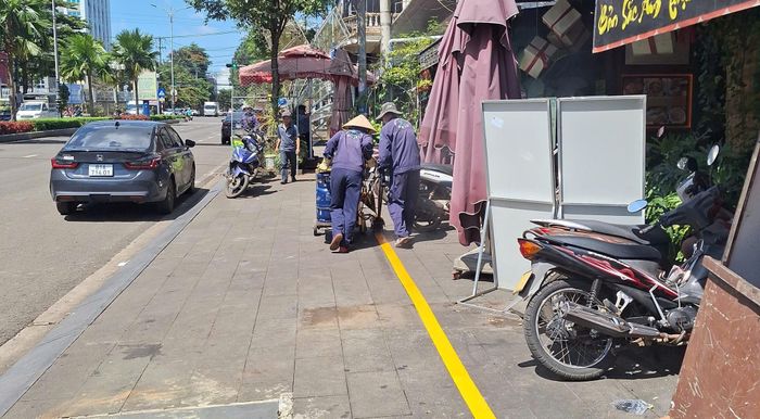 Thi công phân chia phạm vi vỉa hè nhằm hạn chế lấn chiếm kinh doanh và trả lại không gian cho người đi bộ.