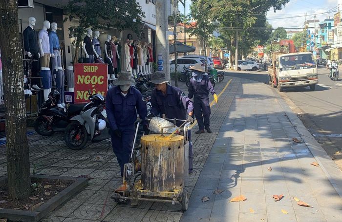 Việc quy định vạch trên vỉa hè làm cơ sở xử lý vi phạm đối với hành vi chiếm dụng vỉa hè để kinh doanh.