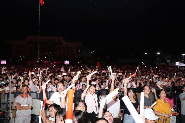 Ngay từ đầu giờ tối, Quảng trường Nhân dân tỉnh đã chật kín khán giả. Mở màn chương trình là phần trình diễn DJ kết hợp màn nhảy của 30 dancer. 
