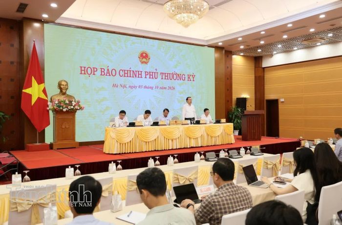 Thứ trưởng Bộ Tài chính Nguyễn Đức Chi phát biểu tại cuộc họp báo. Ảnh: Mạnh Tuấn.