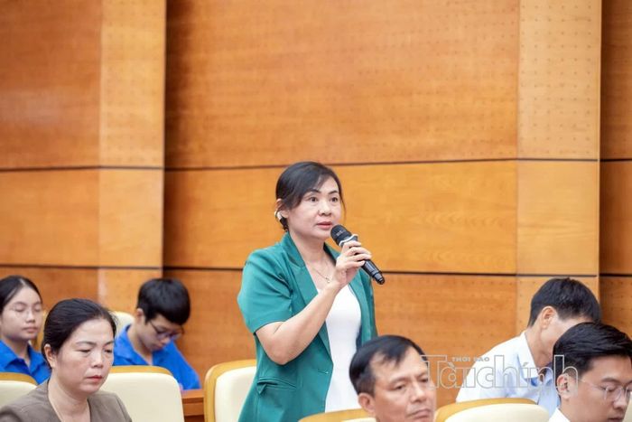 Cử tri phát biểu ý kiến xoay quanh các vấn đề thiết thực của đời sống như: giáo dục, y tế, nhà ở xã hội. Ảnh: Đức Thanh