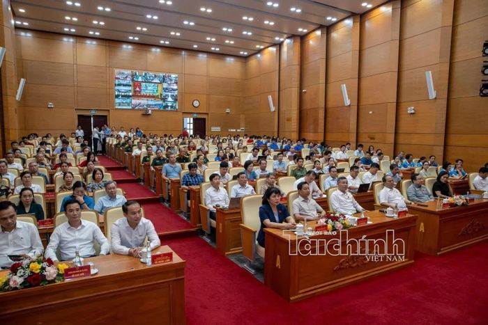 Đoàn ĐBQH Thành phố Quảng Ninh và các đại biểu tham dự tại điểm cầu Trung tâm Tổ chức hội nghị Thành phố Quảng Ninh (phường Hồng Gai). Ảnh: Đức Thanh