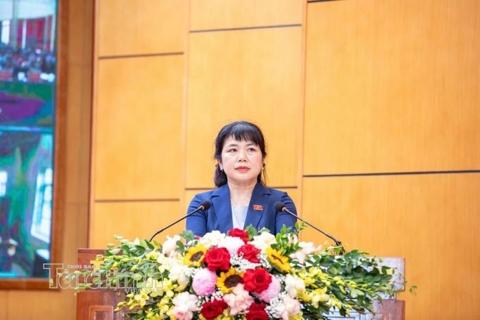 ĐBQH Nguyễn Thị Thu Hà - Thành ủy viên, Phó Trưởng Đoàn đại biểu Quốc hội thành phố Quảng Ninh thông tin dự kiến nội dung, chương trình Kỳ họp thứ hai, Quốc hội khóa XVI. Ảnh: Đức Thanh