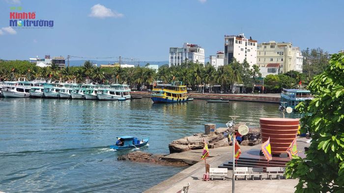 Với du lịch, Phú Quốc được định hướng trở thành trung tâm du lịch mang tầm quốc tế. 