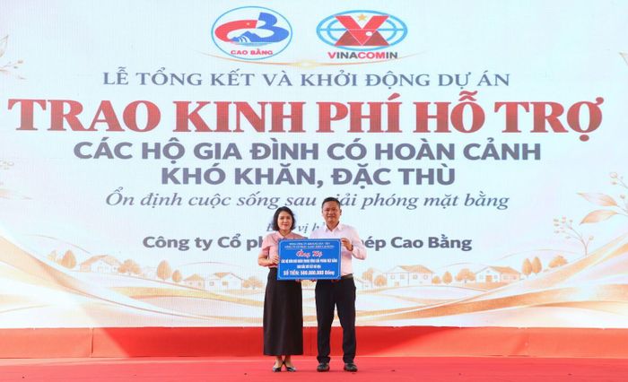 Công ty CP Gang thép Cao Bằng trao 500 triệu đồng hỗ trợ các hộ gia đình có hoàn cảnh khó khăn, đặc thù trong vùng dự án. Ảnh: TKV.
