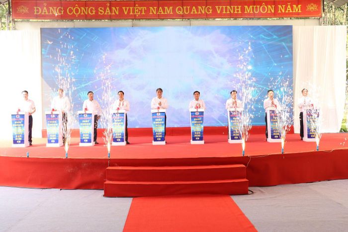 Các đại biểu thực hiện nghi thức khởi động Dự án đầu tư dây chuyền cán thép tại Khu liên hợp Gang thép Cao Bằng và Dự án Cụm kho vật liệu nổ công nghiệp Nà Rụa. Ảnh: TKV.