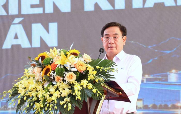 Đồng chí Nguyễn Hoàng Trung - Thành viên HĐTV Tập đoàn trân trọng cảm ơn sự quan tâm lãnh chỉ đạo của Tỉnh ủy, HĐND, UBND tỉnh Cao Bằng, đặc biệt là sự đồng thuận, chia sẻ của nhân dân. Ảnh: TKV.