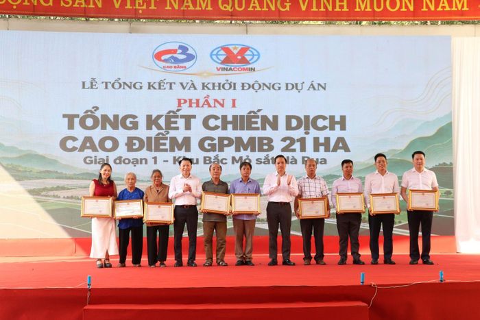 UBND tỉnh Cao Bằng và UBND phường Tân Giang khen thưởng các tập thể, cá nhân và hộ gia đình tiêu biểu có thành tích xuất sắc trong Chiến dịch. Ảnh: TKV.