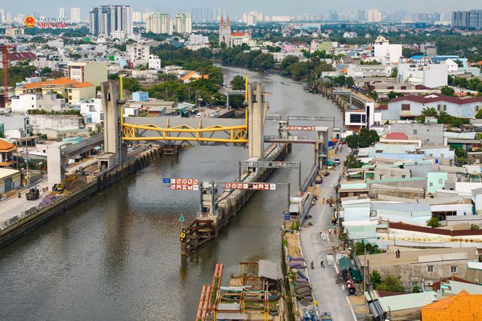 Cống Phú Định (phường Phú Định) là một trong sáu hạng mục cống kiểm soát triều lớn thuộc dự án. Ảnh: TNG