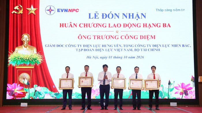 Ông Nguyễn Anh Tuấn, Phó Bí thư Đảng ủy, Thành viên HĐTV, Tổng Giám đốc EVN thừa ủy quyền của Chủ tịch nước trao Huân chương Lao động cho các tập thể và cá nhân thuộc EVNNPC. Ảnh NPC