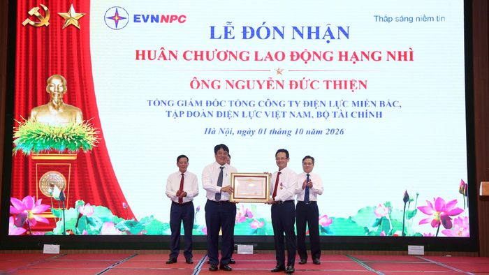 Ông Nguyễn Anh Tuấn,Phó Bí thư Đảng ủy, Thành viên HĐTV, Tổng Giám đốc EVN thừa ủy quyền của Chủ tịch Nước trao Huân chương Lao động hạng Nhì cho ông Nguyễn Đức Thiện,Tổng Giám đốc EVNNPC. Ảnh NPC