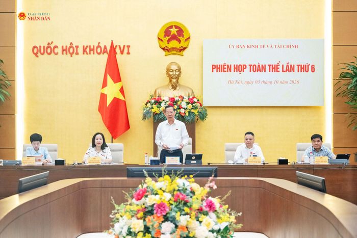 Chủ nhiệm Ủy ban Kinh tế và Tài chính Phan Văn Mãi chủ trì Phiên họp