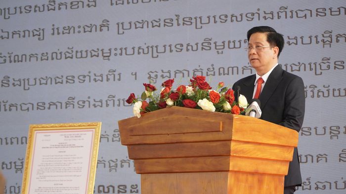 Chủ tịch UBND tỉnh An Giang Hồ Văn Mừng phát biểu tại buổi lễ. Ảnh: Tiến Vinh