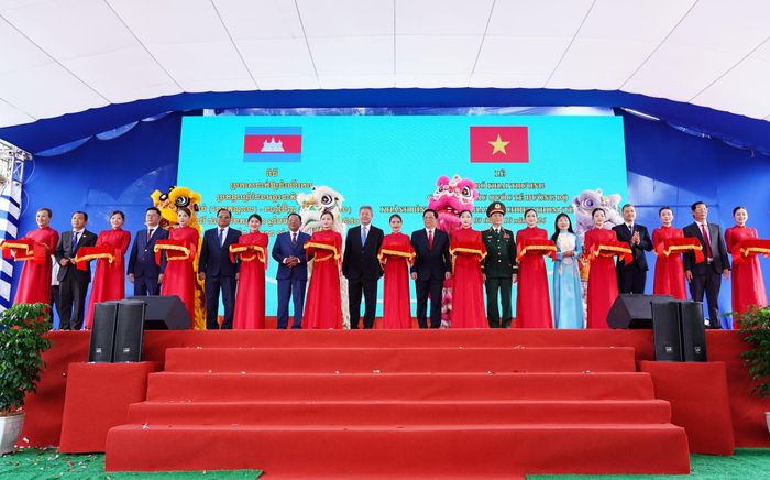 Lãnh đạo các bộ, ban ngành 2 tỉnh An Giang (Việt Nam) và Kandal (Vương quốc Campuchia) cắt băng khai trương cặp cửa khẩu quốc tế đường bộ Khánh Bình - CHRAYTHOM. Ảnh: Tiến Vinh