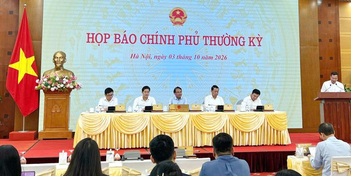 Cục trưởng Cục Thông tin và Truyền thông Chính phủ Nguyễn Hồng Sâm phát biểu tại họp báo