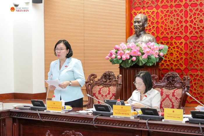 Phó Chủ nhiệm Ủy ban Văn hóa và Xã hội Trần Thị Thanh Lam trình bày dự thảo báo cáo thẩm tra