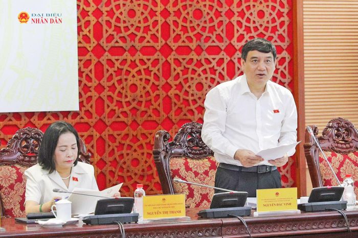 Chủ nhiệm Ủy ban Văn hóa và Xã hội Nguyễn Đắc Vinh phát biểu tại phiên họp