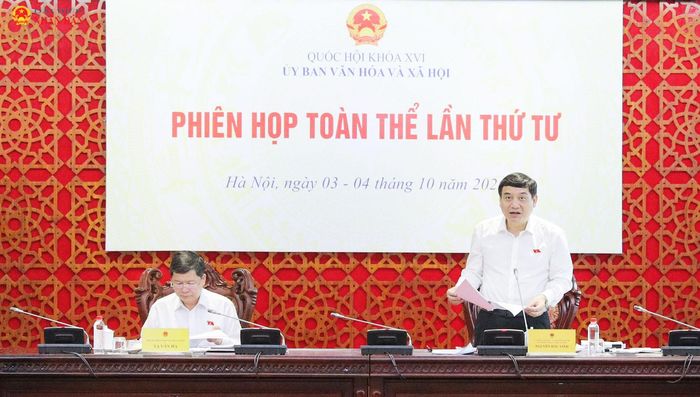 Chủ nhiệm Ủy ban Văn hóa và Xã hội Nguyễn Đắc Vinh chủ trì phiên họp. Ảnh: Hồ Long