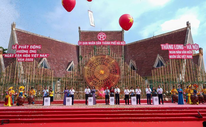 Đại biểu thực hiện nghi thức phát động hưởng ứng Ngày Văn hóa Việt Nam năm 2026 tại Hà Nội. Ảnh: Duy Khánh