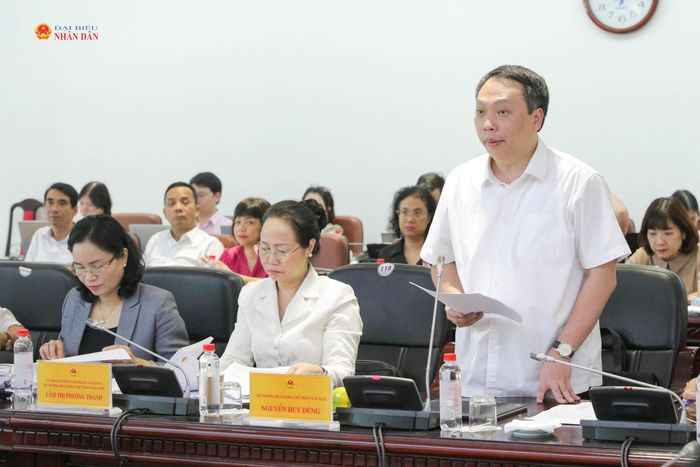 Thứ trưởng Bộ Văn hóa, Thể thao và Du lịch Nguyễn Huy Dũng trình bày tờ trình dự thảo Luật. Ảnh: Hồ Long
