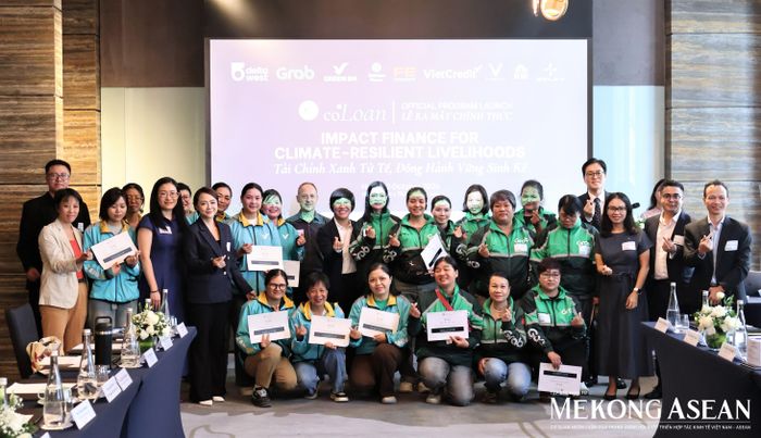 Các đại biểu, khách mời cùng các tài xế nữ chụp ảnh lưu niệm. Ảnh: Thu Thảo/Mekong ASEAN.