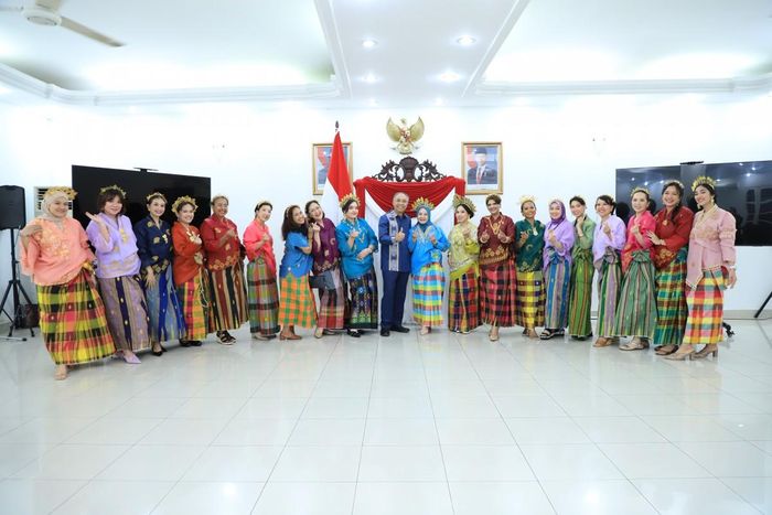 Đại sứ Adam M. Tugio chụp ảnh cùng đội biểu diễn Angklung. Ảnh: Đại sứ quán Indonesia