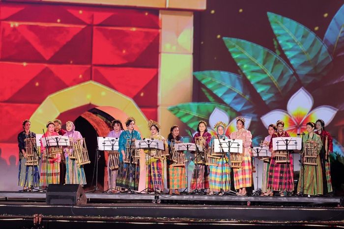 Nhóm nhạc Angklung trên sân khấu. Ảnh: Đại sứ quán Indonesia