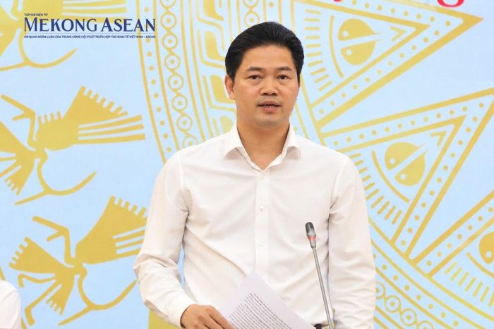 Thứ trưởng Bộ Y tế Vũ Mạnh Hà trả lời tại họp báo. Ảnh: Đinh Nhung/Mekong ASEAN