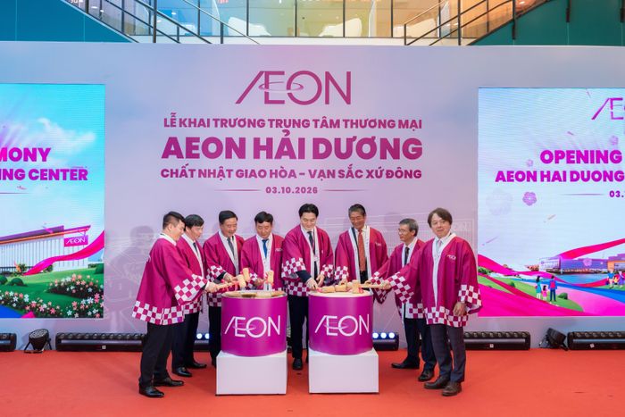 Các đại biểu thực hiện nghi thức khai trương. Ảnh: AEON Việt Nam.