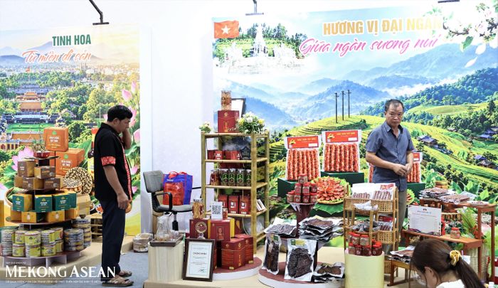  Khu vực trưng bày các sản phẩm đặc sản vùng miền của Việt Nam. Ảnh: Thu Thảo/Mekong ASEAN. 