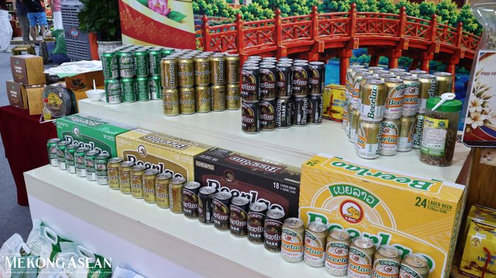  Gian hàng trưng bày sản phẩm bia Lào trứ danh. Ảnh: Thu Thảo/Mekong ASEAN. 